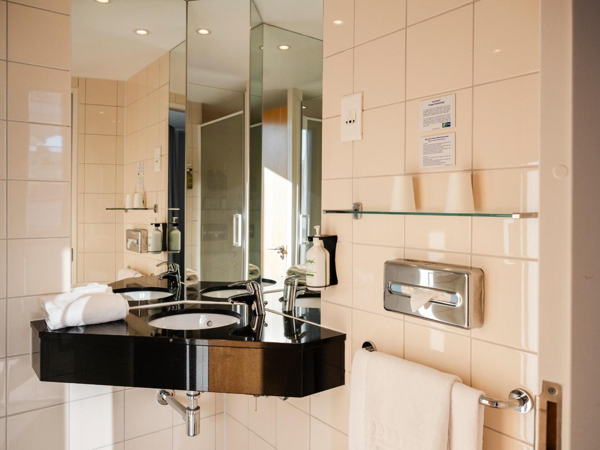 Holiday Inn Express Saint-Nazaire By Ihg Exterior photo